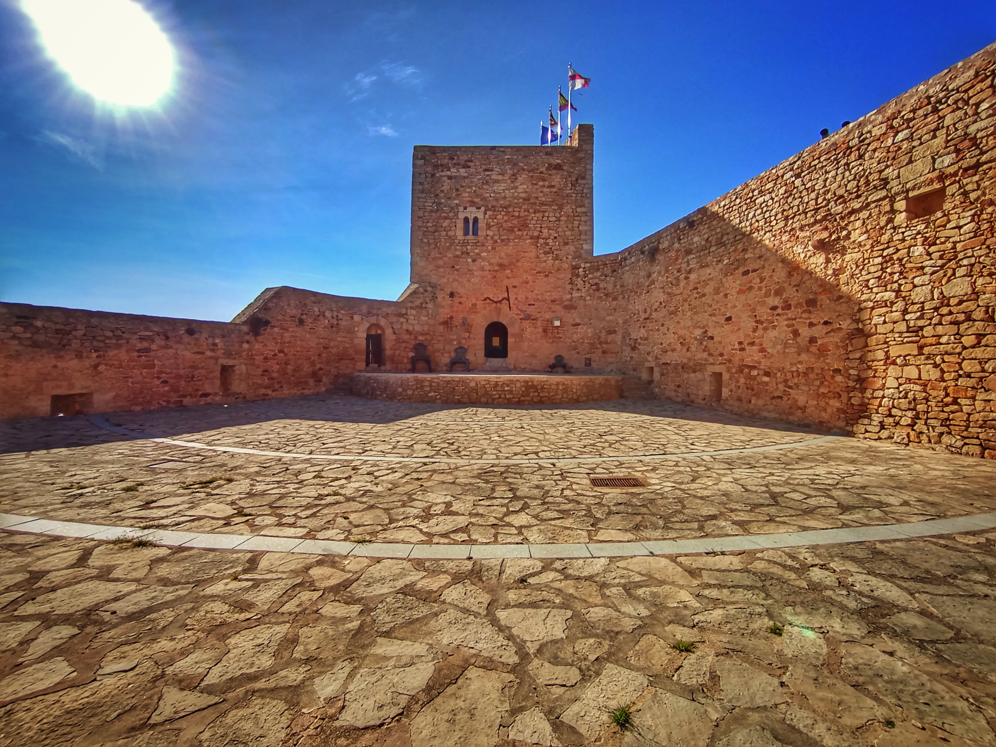 Vista del patio de armas del castillo