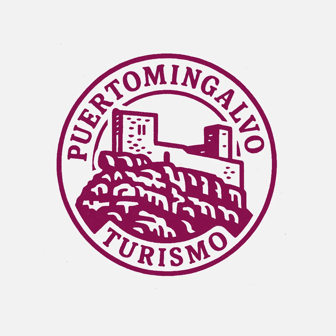 Logotipo de la Oficina de Turismo de Puertomingalvo en color granate